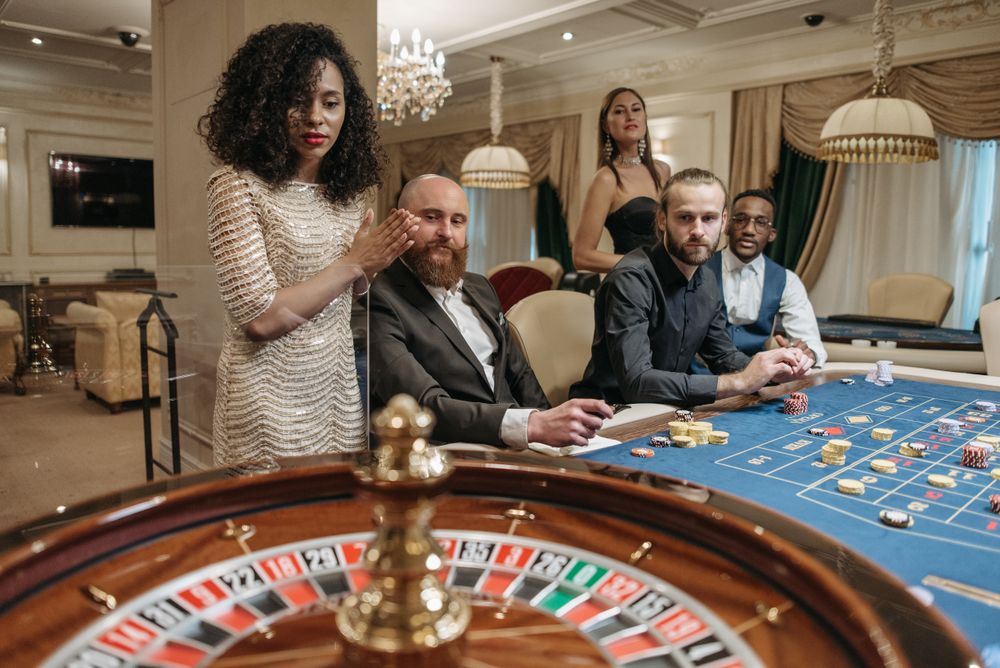 Sekelompok sahabat menikmati permainan roulette bersama di meja kasino