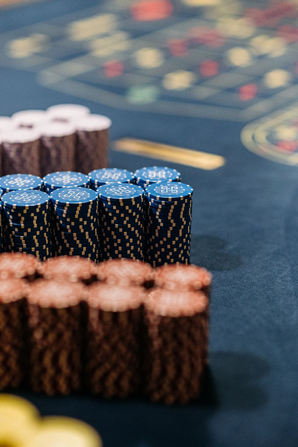 Bidang taruhan roulette dengan chip kasino yang tertata sebelum roda diputar